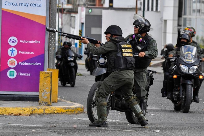 Polícia combate manifestantes durante um protesto contra o governo do ditador Nicolas Maduro | YURI CORTEZ/AFP
