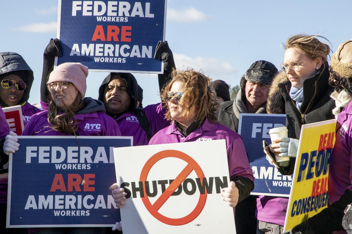 Servidores públicos protestam contra a paralisação parcial do governo federal dos EUA em Washington, na quinta-feira (10) | Alex Wroblewski / Bloomberg