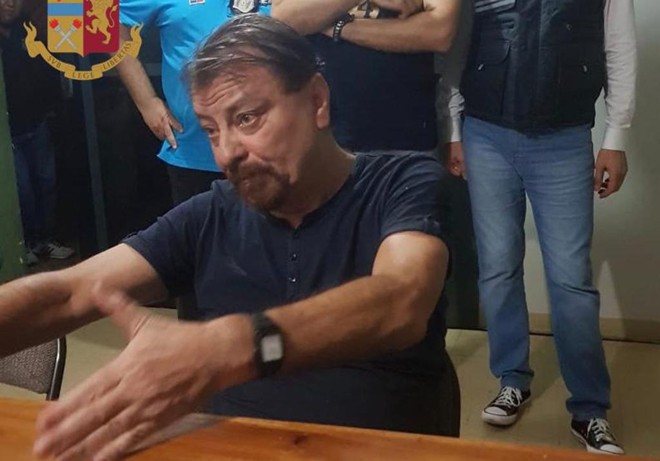 Imagem divulgada neste domingo pela Polícia Italiana, de momentos após a prisão de Cesare Battisti | HANDOUT/AFP