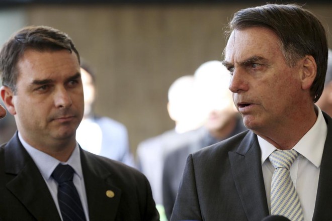 Flávio e Bolsonaro: | Wilson Dias/Agência Brasil