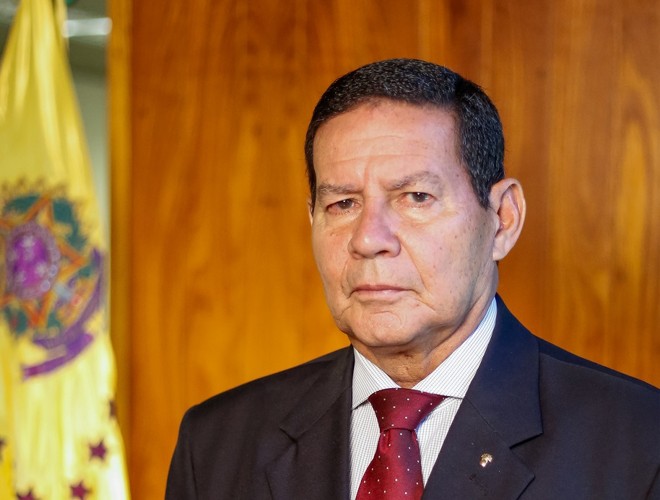 Semblante triste de Mourão chama atenção em foto oficial