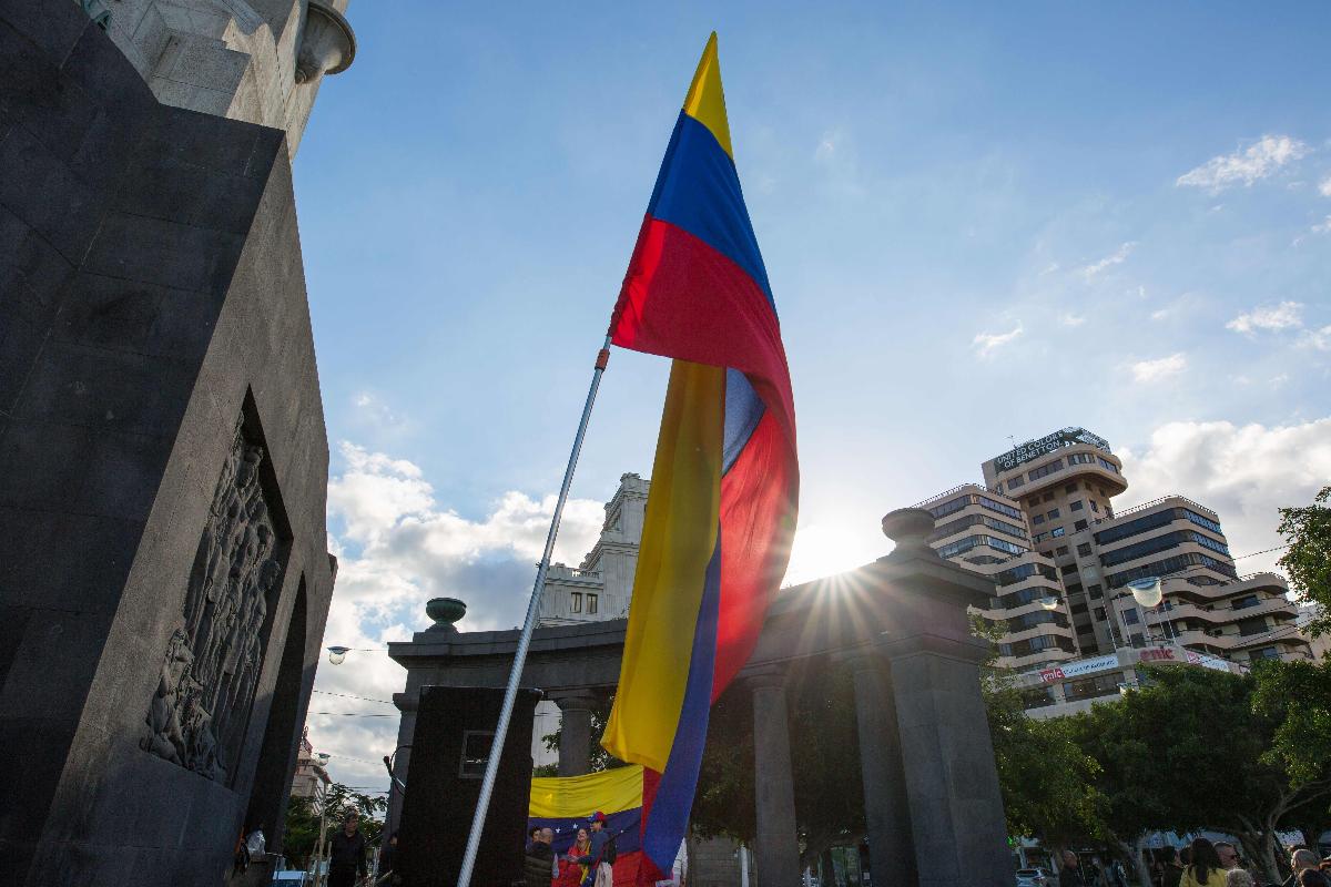 Manifestante agita bandeira da Venezuela durante protesto em Santa Cruz de Tenerife, Espanha, 26 de janeiro | DESIREE MARTIN /
AFP