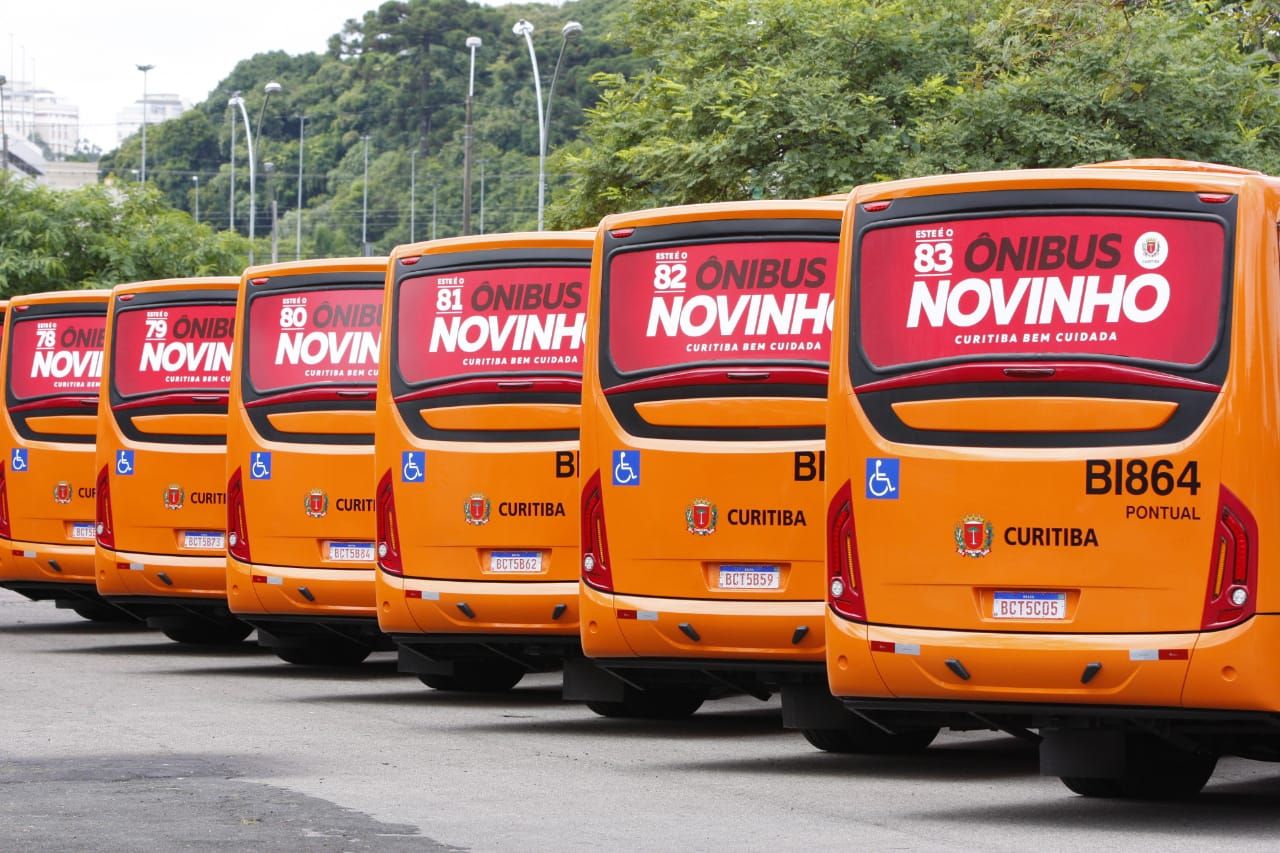 Os novos ônibus que serão entregues pela prefeitura nesta quinta no Parque Barigui. | Cassiano Rosario / Gazeta do Povo/