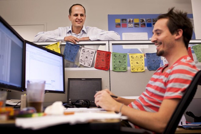 Laszlo Bock, ao fundo, liderou vários projetos da área de RH do Google. Agora, ele é CEO da startup Humu. | Peter Dasilva/NYT