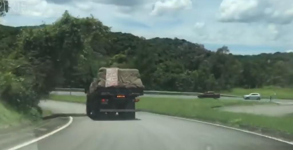Motorista não tinha controle algum do caminhão e por pouco não provocou acidentes em séries na rodovia | PRF PR/Divulgação