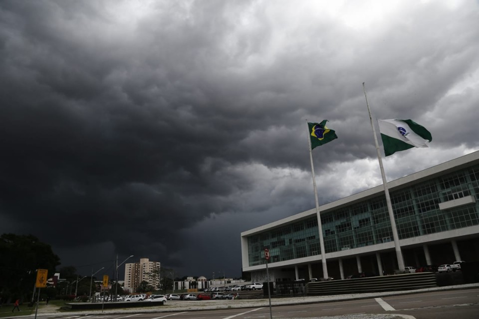Nuvens negras carregaram o céu na região do Centro Cívico no começo da tarde desta quarta (16) | André Rodrigues/Gazeta do Povo