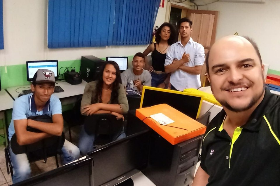 Claudinei ensina História e Geografia para 300 estudantes de duas escolas públicas de Nova Tebas, interior do Paraná. Na imagem, durante um acompanhamento extraclasse | Arquivo Pessoal/