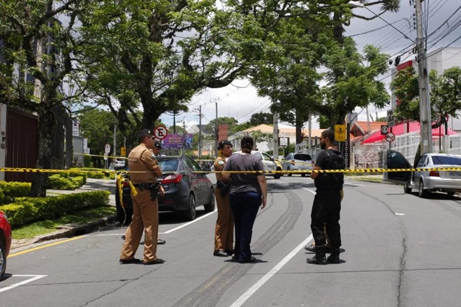 Rua Desembargador Hugo Simas, onde vítimas foram baleadas, foi completamente isolada pela polícia | Cassiano Rosário/Gazeta do Povo