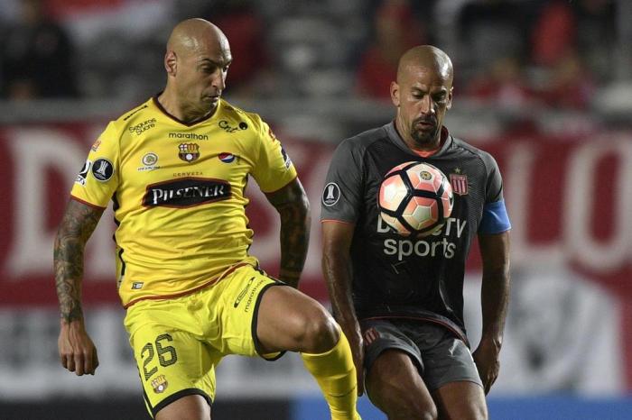 Ariel Nahuelpan divide bola com o experiente argentino Juan Sebastián Verón | Juan Mabromata/AFP
