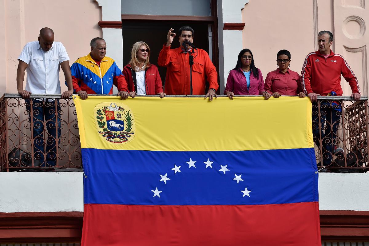 O ditador venezuelano Nicolás Maduro fala a apoiadores ao lado de sua esposa, da primeira-dama e do líder da Assembleia Nacional Constituinte em Caracas nesta quarta-feira (23) | LUIS ROBAYO / AFP