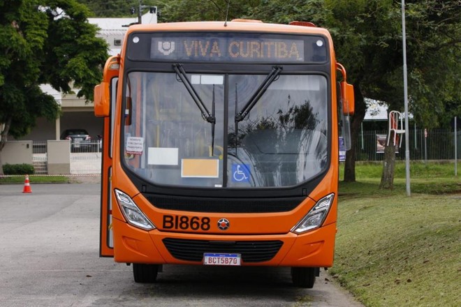 Novos ônibus que a prefeitura de Curitiba entrega no Parque Barigui nesta quinta-feira. | Cassiano Rosario / Gazeta do Povo