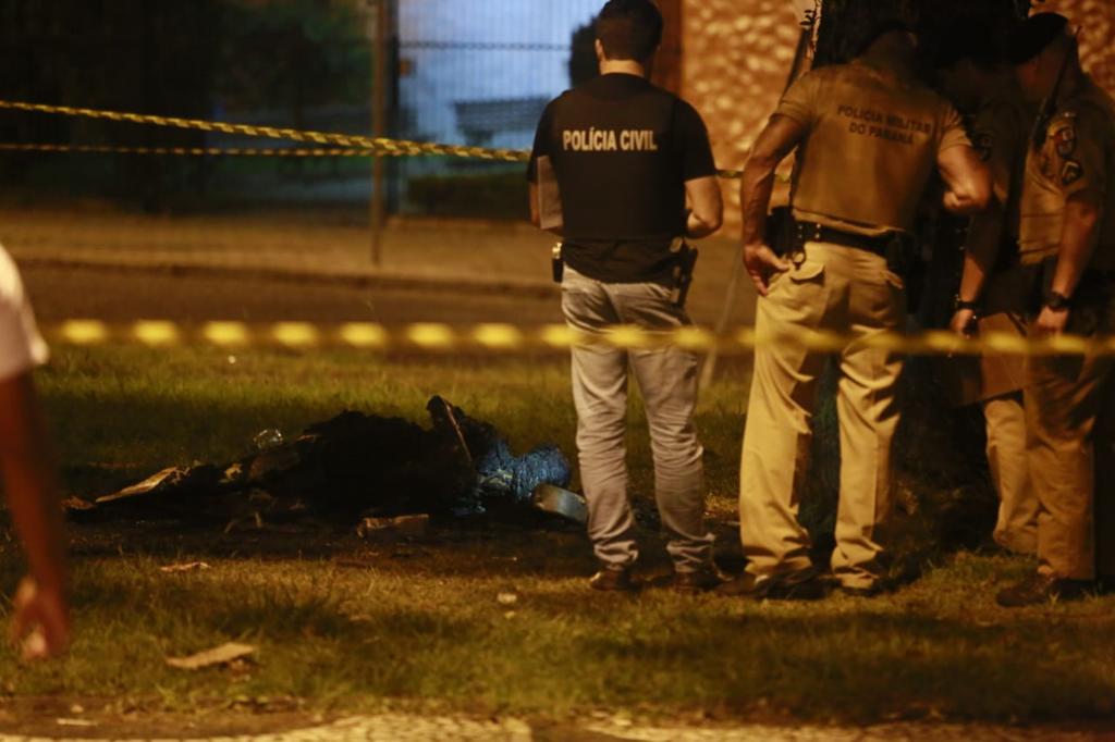 Investigação da morte do homem queimado fica com a Delegacia de Homicídios e Proteção à Pessoa da Polícia Civil. | Lineu Filho / Tribuna do Paraná/