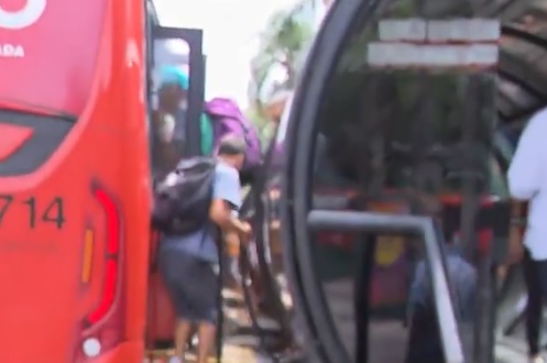 Poucas horas depois de ser instalado, sistema para barrar fura-catracas na estação-tubo Passeio Público já era burlado. | RPC/Reprodução