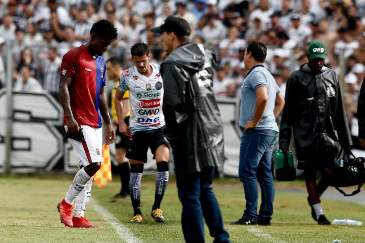 Zagueiro Eduardo Bauermann deixa o campo após expulsão na derrota do Paraná para o Operário. | André Rodrigues / Gazeta do Povo/