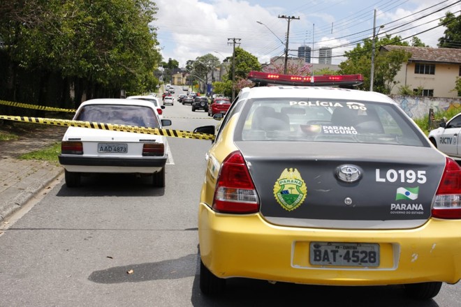 Polícia isola área onde Chevette foi abandonado pelo atirador, no bairro Mercês | Cassiano Rosário/Gazeta do Povo