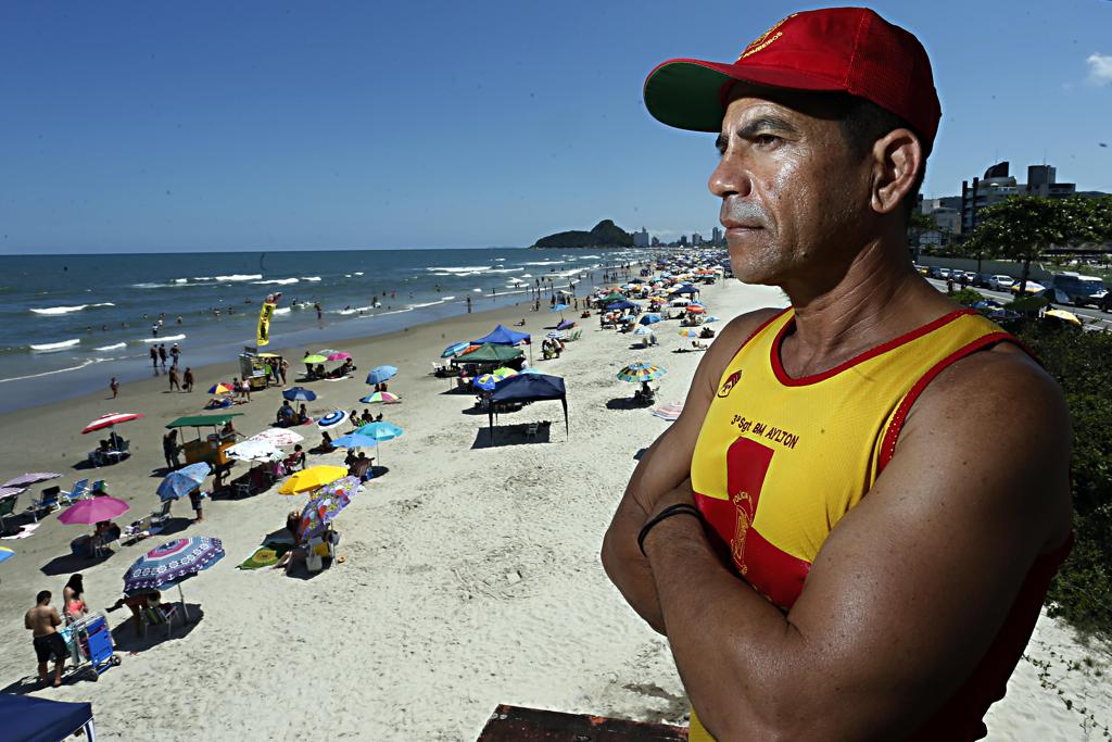 Sargento Aylton Souza Silva, de 50 anos, já oerdeu as contas de quantas pessoas salvou em 28 anos de atuação no Litoral durante o verão. | Fotos: Albari Rosa/Gazeta do Povo