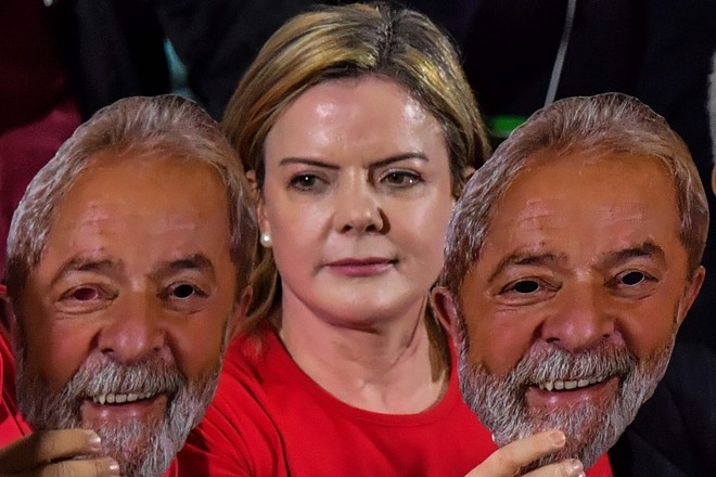 Gleisi ao lado de máscaras de Lula: ex-presidente referendou apoio do PT ao ditador Maduro. | Nelson Almeida/AFP