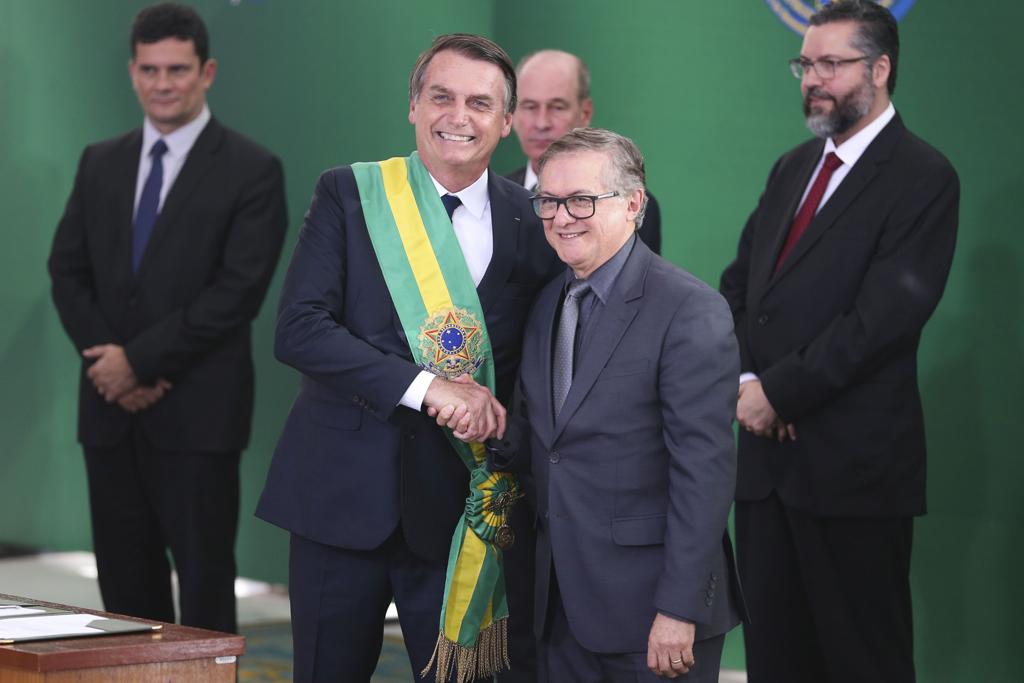 O presidente Jair Bolsonaro cumprimenta o novo ministro da Educação, Ricardo Vélez Rodrigues, nesta quarta-feira | Valter Campanato/Agência Brasil