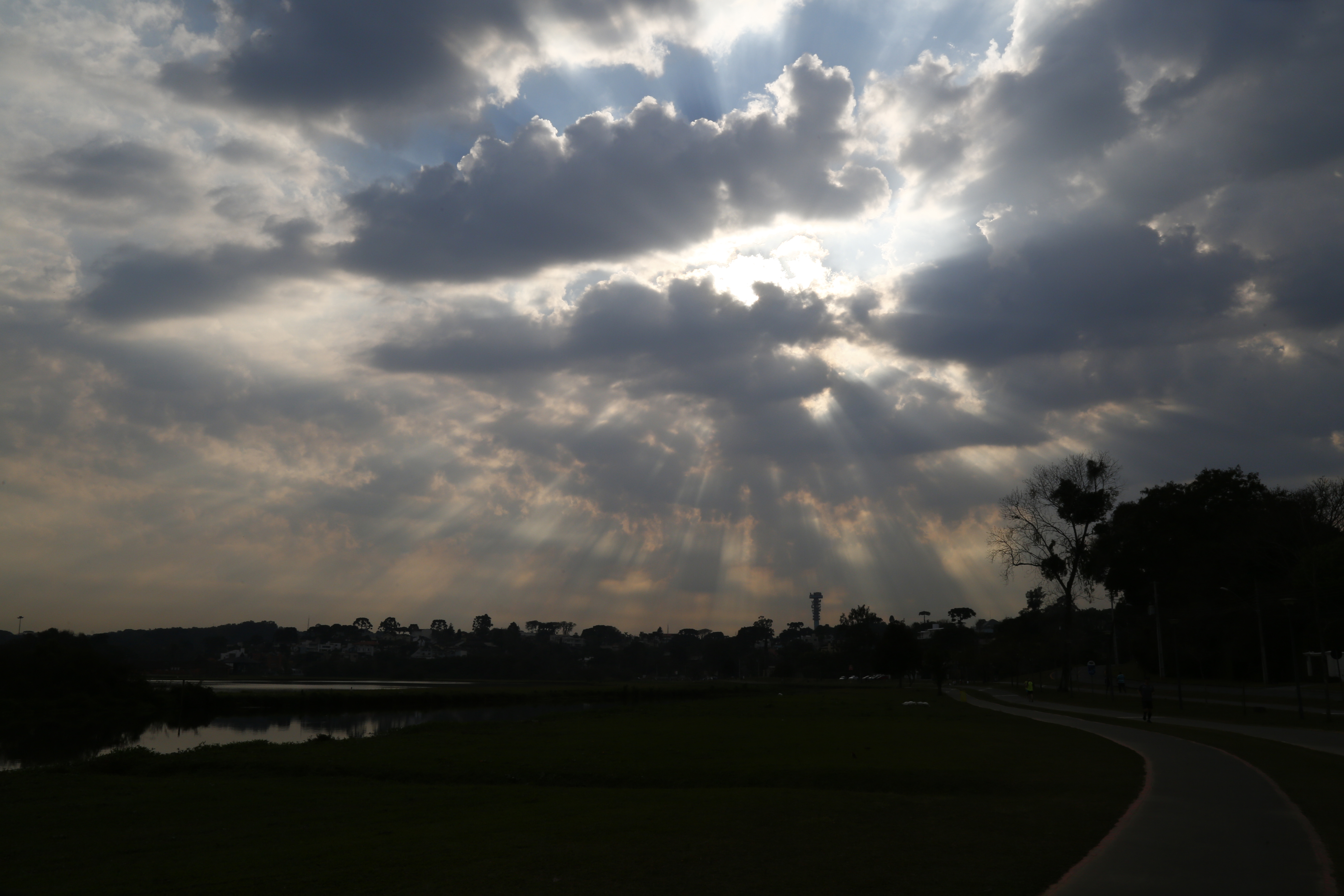 Nebulosidade será maior nesta quinta (10) em Curitiba e praias do Paraná | Aniele Nascimento/Gazeta do Povo