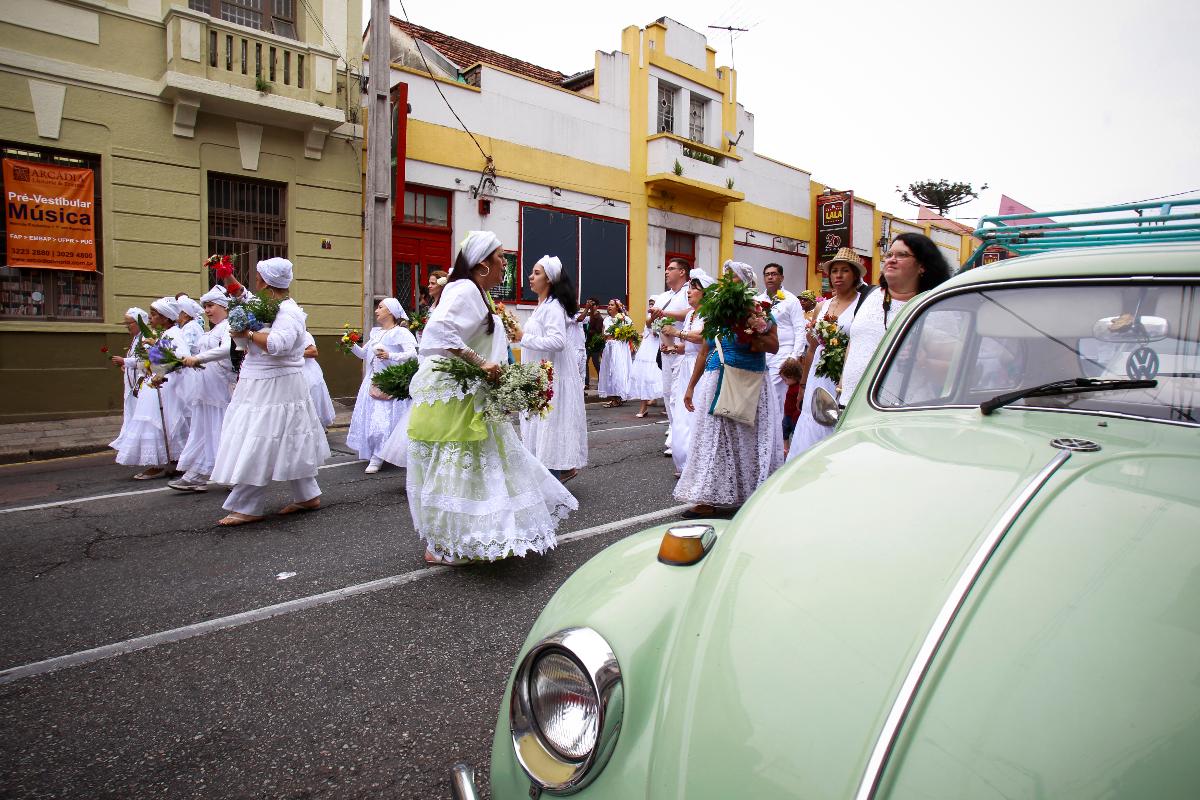 Integrantes de diversas religiões, em especial da umbanda, participam da celebração inter-religiosa para a lavação das escadarias da Igreja do Rosário, no Largo da Ordem. A imagem é de novembro de 2015. | Daniel Castellano/Gazeta do Povo/Arquivo