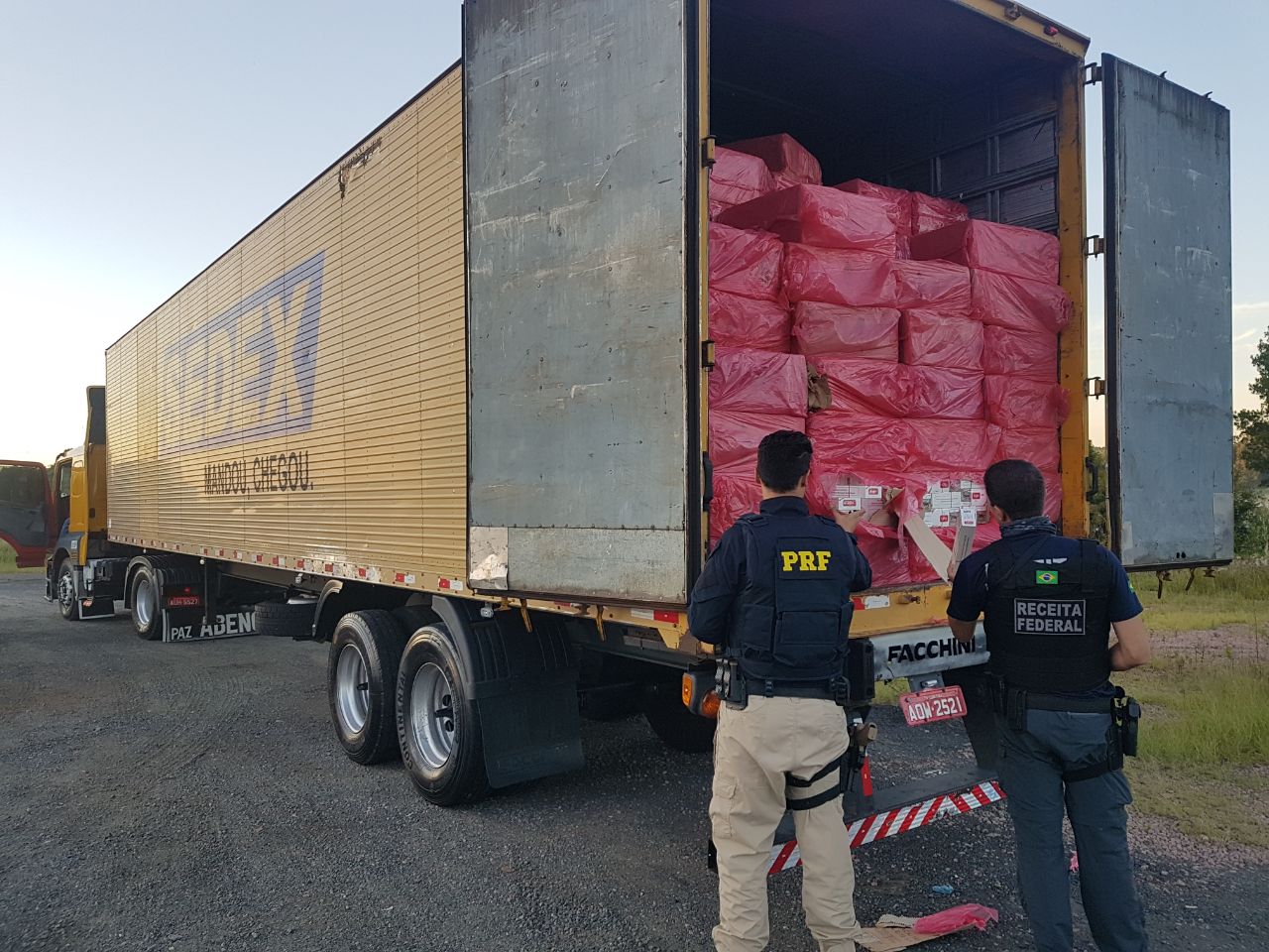 Caminhão estava plotado com a logomarca do Sedex, serviço de encomendas dos Correios. | PRF/