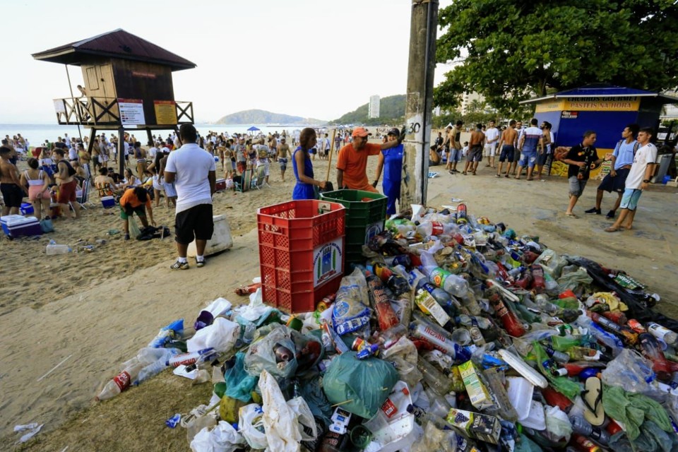 Quem foi a praia no ano novo se deparou com montanhas de lixo | Albari Rosa / Gazeta do Povo/