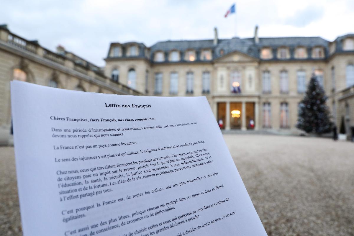 Foto mostra a "lettre aux français" (Carta aos franceses) escrita e assinada pelo presidente francês Emmanuel Macron para a população francesa antes do "grande debate nacional", na frente de o Palácio do Eliseu, em Paris | LUDOVIC MARIN/AFP
