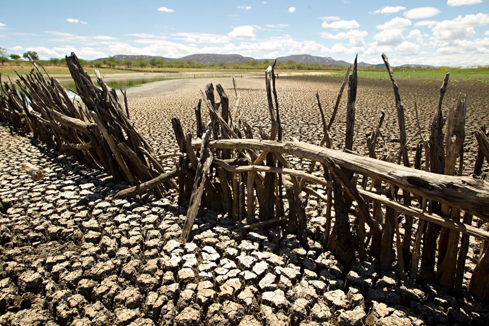 Açude secando no sertãoo do estado de Pernambuco | ALEXANDRE MAZZO/GAZETA DO POVO