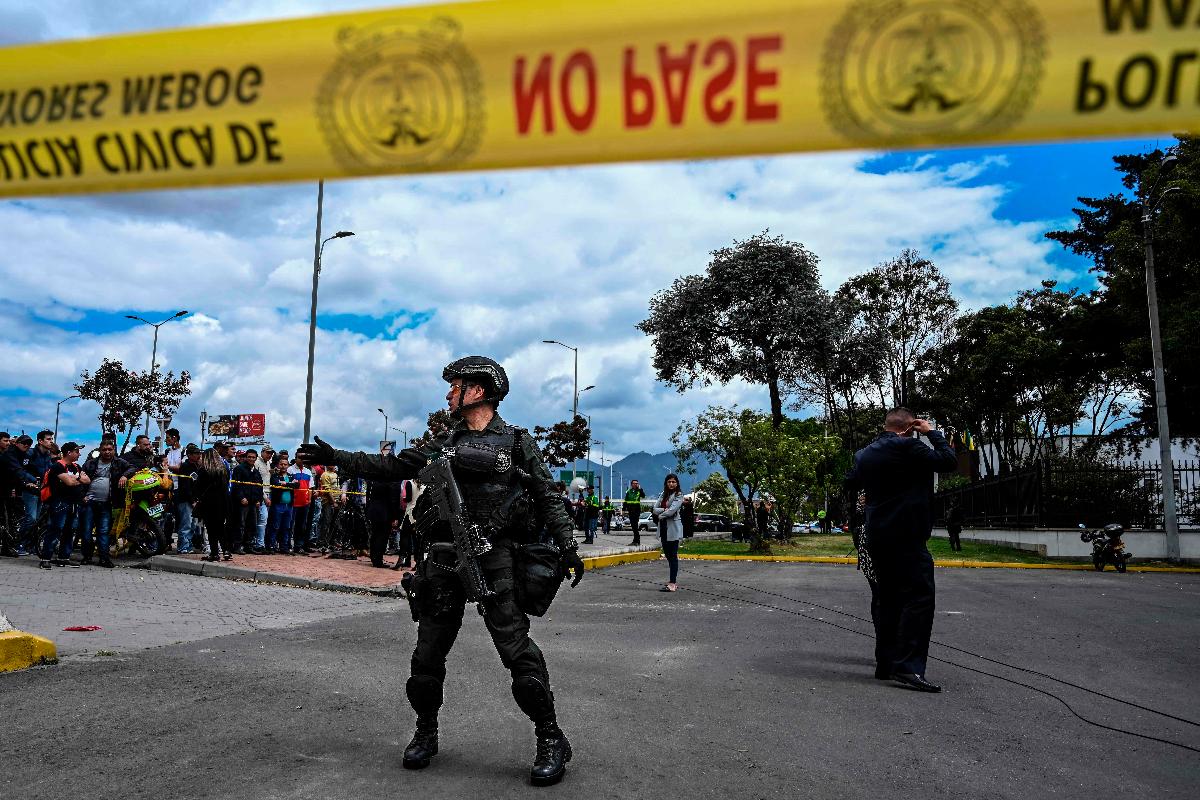 Forças de segurança montam guarda na academia de polícia General Santander, em Bogotá, em 17 de janeiro de 2019 | JUAN BARRETO/AFP