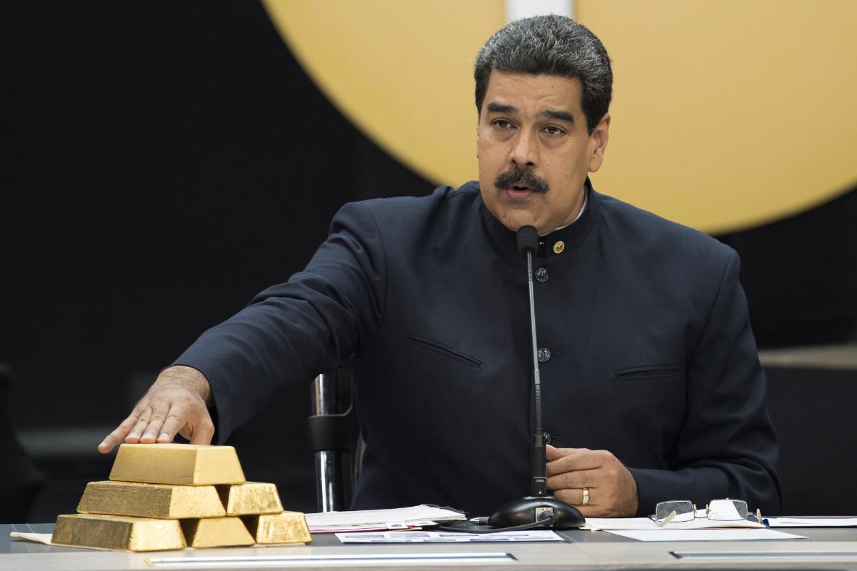 Nicolas Maduro com uma pilha de barras de ouro durante uma coletiva de imprensa em Caracas, Venezuela, em 22 de março de 2018 | Carlos Becerra/Bloomberg
