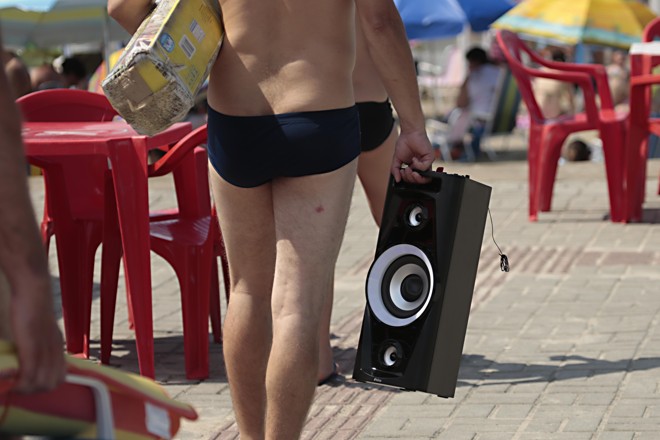 As caixas de som tomaram conta das areias neste verão | Albari Rosa/Gazeta do Povo