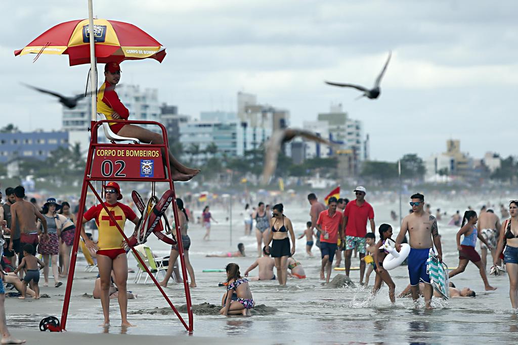 Pela tela do celular, veranistas podem encontrar o posto e guarda-vidas mais próximo | Albari Rosa/Gazeta do Povo