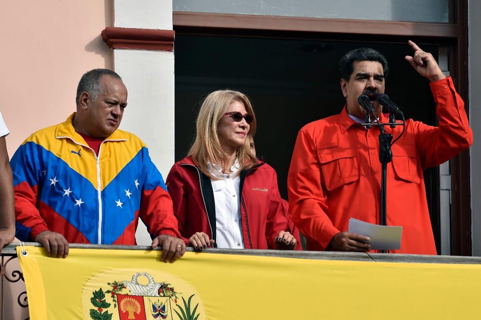 Nicolás Maduro fala a apoiadores no Palácio de Miraflores, em Caracas, em 23 de janeiro | LUIS ROBAYO /
AFP