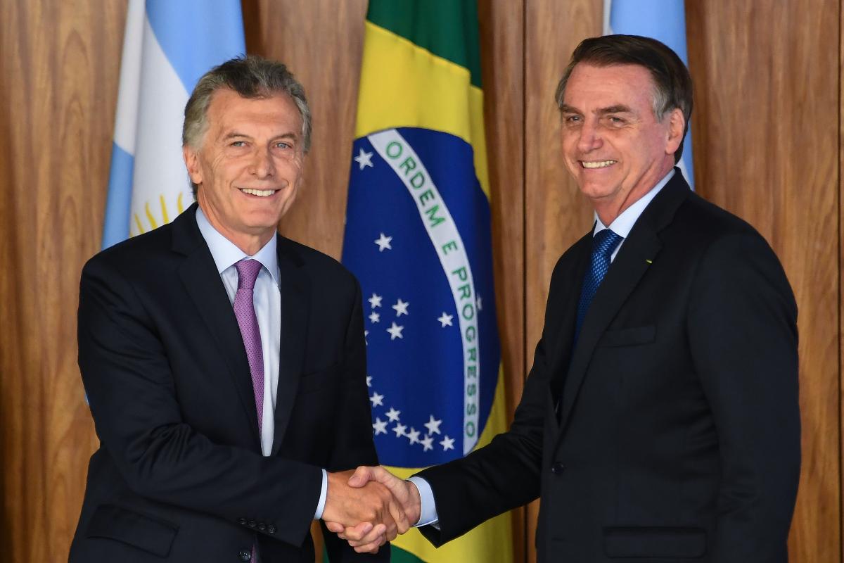 Presidente da Argentina, Maurício Macri, cumprimenta o presidente do Brasil, Jair Bolsonaro, durante visita do argentino ao Plácio do Planato nesta quarta-feira (16) | EVARISTO SA/AFP