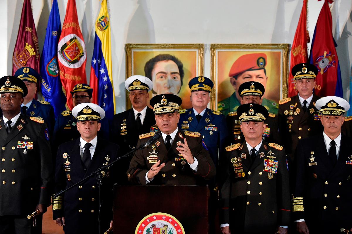 O ministro da Defesa da Venezuela, Vladimir Padrino Lopez (ao centro) fala em coletiva de imprensa em Caracas ao lado de membros do Exército para anunciar apoio a Nicolás Maduro, 24 de janeiro | LUIS ROBAYO / AFP