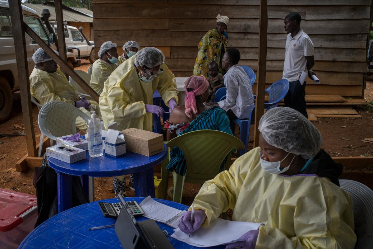 Equipe administra vacina contra ebola a moradores do distrito de Kanyihunga, no Congo, começando com aqueles que tiveram contato com a mais recente vítima local | Diana Zeyneb Alhindawi / The New York Times
