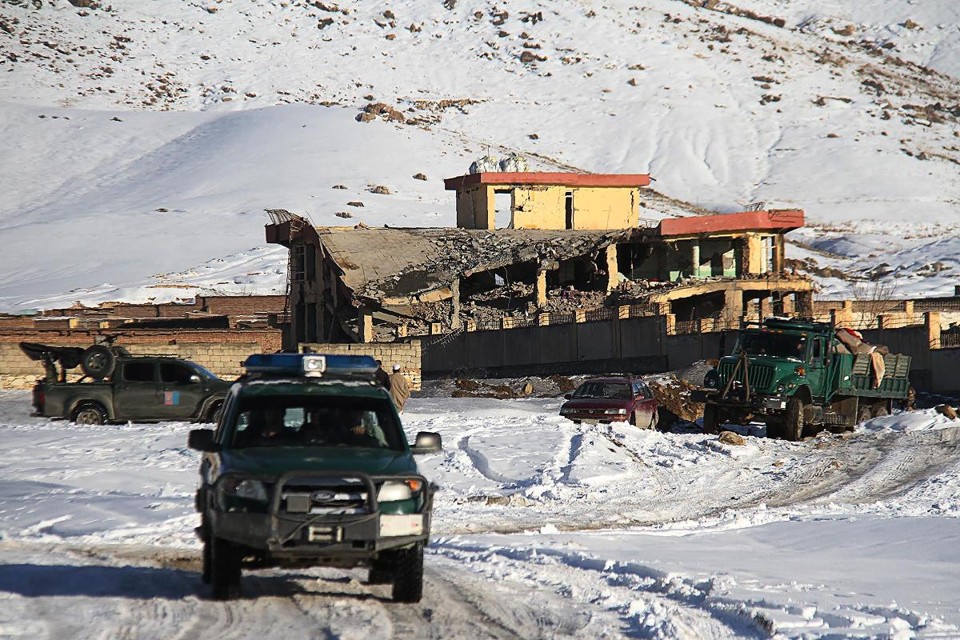 Atentado suicida do Taleban mata dezenas de soldados no Afeganistão Veículo militar afegão próximo da base militar onde um atentado a bomba deixou vários mortos e feridos, na província de Wardak, Afeganistão. O Taleban reivindicou a responsabilidade pelo ataque | STR / AFP