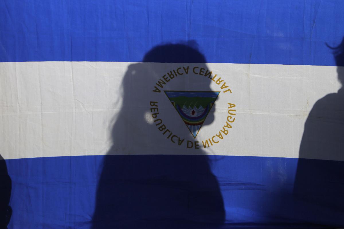 Bandeira da Nicarágua estendida durante missa realizada pela Igreja Católica em defesa da paz no país, em 1º de janeiro de 2019 | INTI OCON / AFP