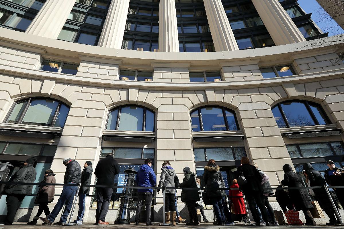 Centenas de funcionários federais em licença não remunerada fazem fila em frente à World Central Kitchen, uma organização sem fins lucrativos que oferece refeições em situações de desastres naturais e tem servido os funcionários afetados pela paralisação, em Washington, 22 de janeiro | CHIP SOMODEVILLA / AFP