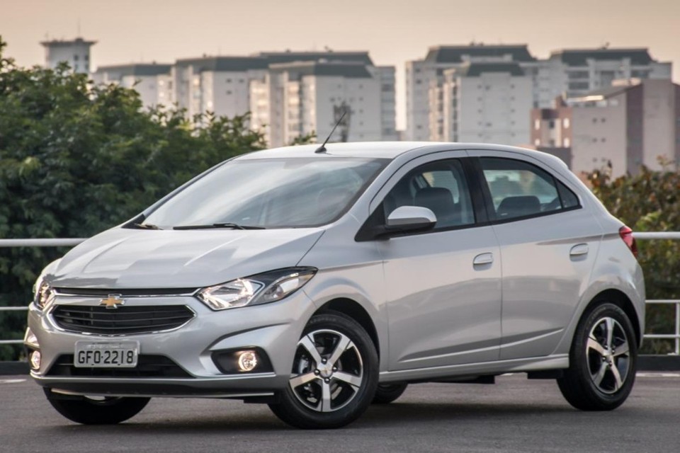 Entre os carros mais vendidos no país, o Chevrolet Onix manteve a liderança pelo quarto ano seguido, com 210 mil unidades, quase a metade das vendas totais da GM. | Divulgação/