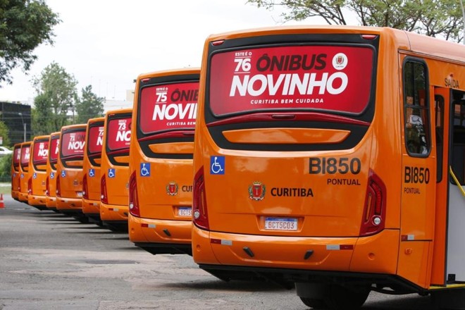 Novos ônibus que a prefeitura de Curitiba entrega no Parque Barigui nesta quinta-feira. | Cassiano Rosario / Gazeta do Povo