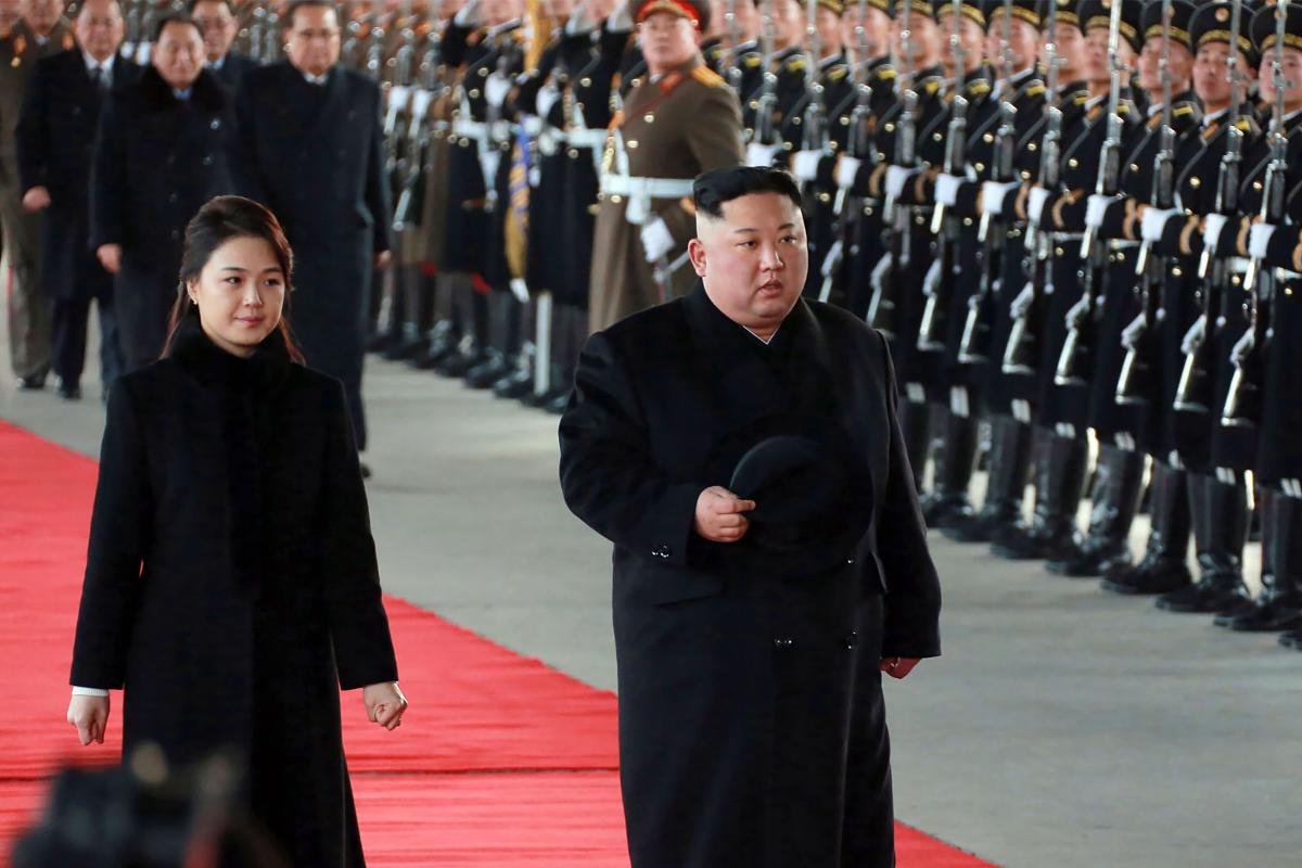 Esta foto tirada em 7 de janeiro de 2019 e divulgada pela Agência Central Coreana de Notícias (KCNA) mostra o líder norte-coreano Kim Jong Un (D) e sua esposa Ri Sol Ju saindo da Estação Pyongyang para visitar a China | KCNA VIA KNS/AFP