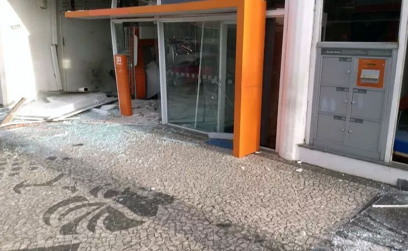 Fachada do banco destruída pelas explosões na madrugada desta terça-feira. | Tarcísio Silveira / RPC/