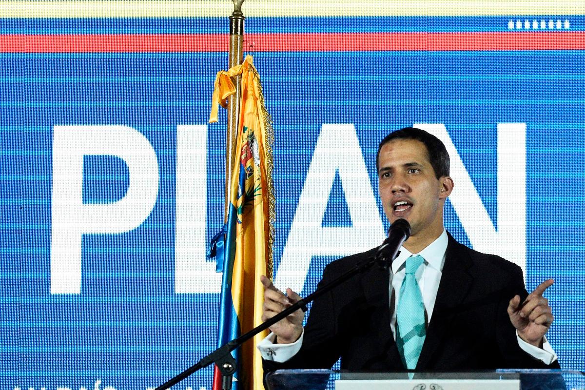 O presidente interino da Venezuela, Juan Guaidó, apresenta o seu plano de governo em auditório da Universidade Central da Venezuela, em Caracas, 31 de janeiro | FEDERICO PARRA / AFP