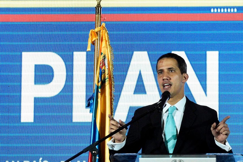 O presidente interino da Venezuela, Juan Guaidó, apresenta o seu plano de governo em auditório da Universidade Central da Venezuela, em Caracas, 31 de janeiro | FEDERICO PARRA / AFP