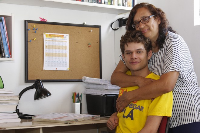 Renan Santos Viana, filho de porteiro e diarista, calouro de Medicina na UFPR e a mãe, Sandra Regina dos Santos. | Cassiano Rosario/Gazeta do Povo