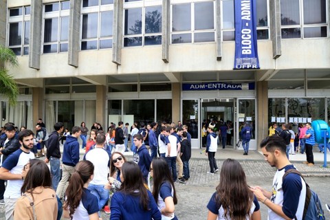 Só quem inicia graduação ganha acima da média no Brasil, mostram dados do IBGE Prédio do campus da UFPR em dia de prova do vestibular da instituição. | Pedro Serapio/Arquivo/Gazeta do Povo