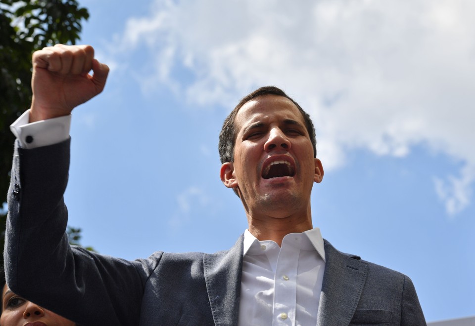 Na última sexta-feira, Juan Guaidó pediu o apoio da população e das Forças Armadas para assumir a Presidência da Venezuela | YURI CORTEZ/AFP
