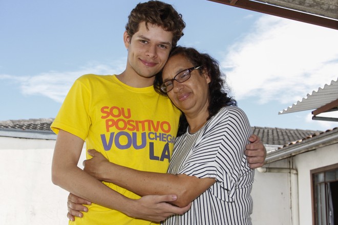 Renan Santos Viana, filho de porteiro e diarista, calouro de Medicina na UFPR e a mãe, Sandra Regina dos Santos. | Cassiano Rosario/Gazeta do Povo