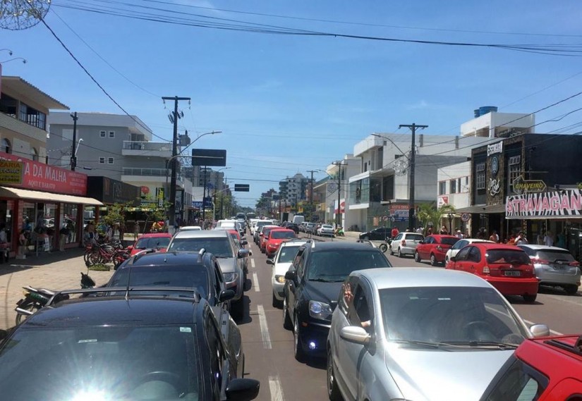 Congestionamento para embarcar no ferry boat está no Centro de Guaratuba. | Eduardo Ribeiro / Colaboração/